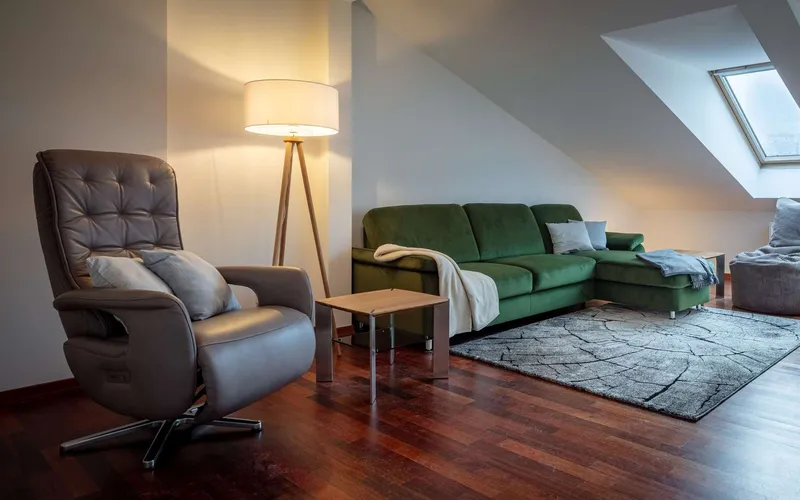 Möblierte Dachgeschosswohnung mit Fahrstuhl mitten in der Hauptstadt — photo 1